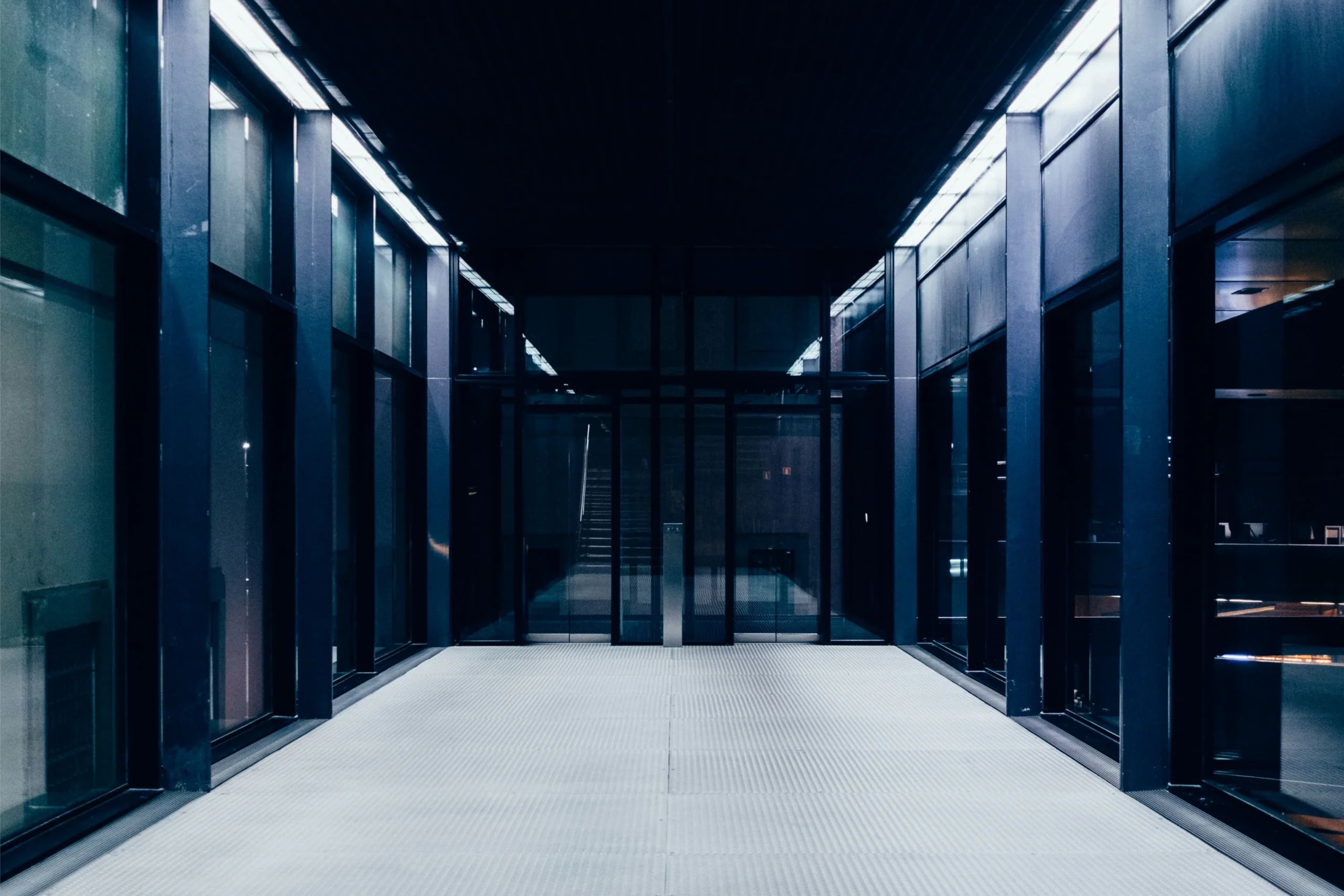 paul hanaoka s0XabTAKvak unsplash scaled Instalación de cilindros de gas FK-5-1-12 en Data Center chileno.